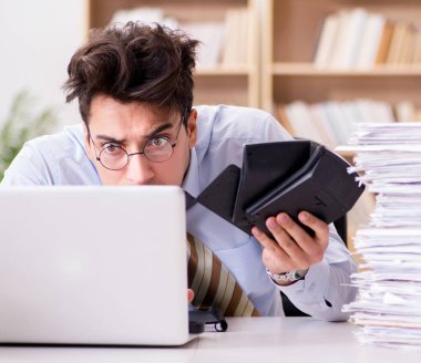 Ofiste çalışan komik muhasebeci.