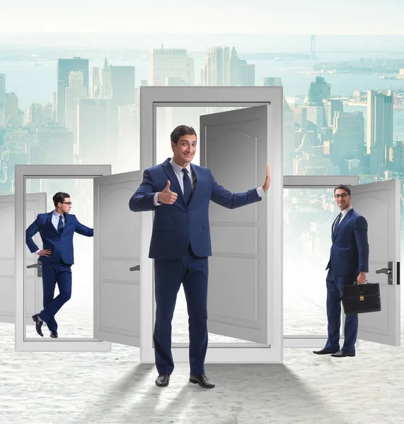 多くの扉を持つ不確実性の概念のビジネスマン — ストック写真