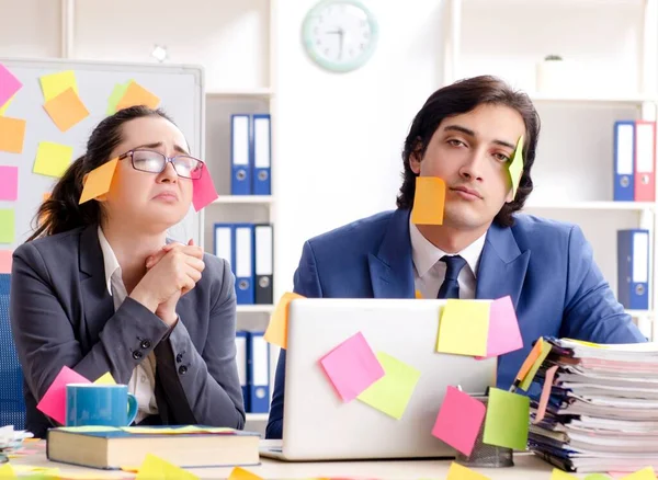 Los Dos Colegas Empleados Que Trabajan Oficina — Foto de Stock