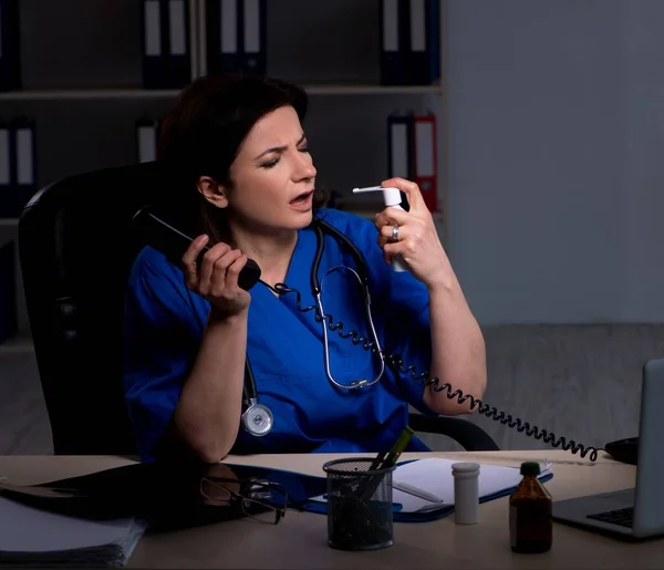 Kvinnlig Läkare Som Arbetar Nattskift — Stockfoto