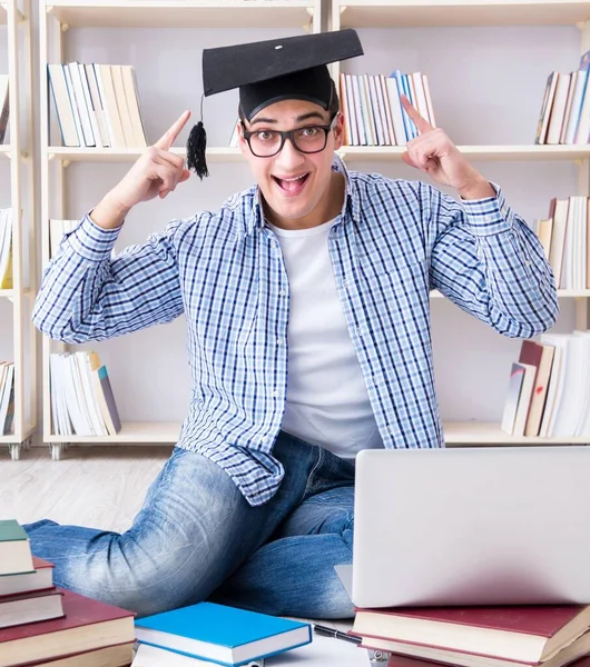 Den Unga Studenten Studerar Med Böcker — Stockfoto