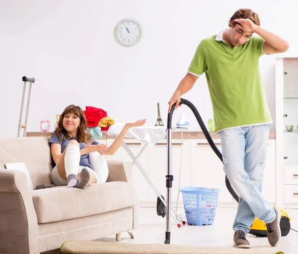 Mąż Pomaga Zranionej Żonie Pracach Domowych — Zdjęcie stockowe