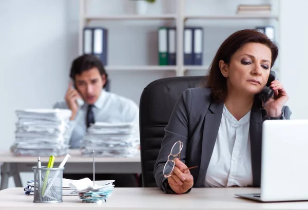 Die Alte Chefin Und Der Junge Männliche Mitarbeiter Büro — Stockfoto