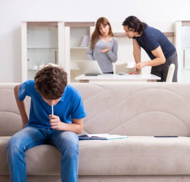 Reşit olmayan bir çocuğun ve ailenin sigara içmesi.