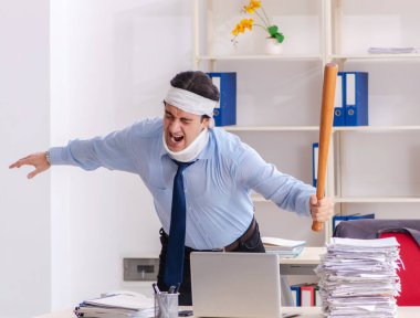 Ofiste çalışan yaralı genç adam.