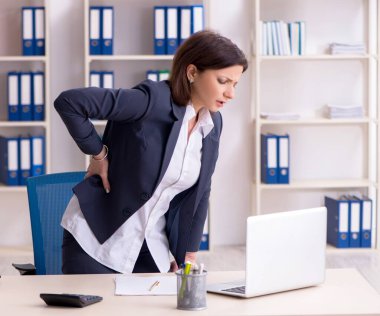 Ofiste acı çeken orta yaşlı kadın çalışan.