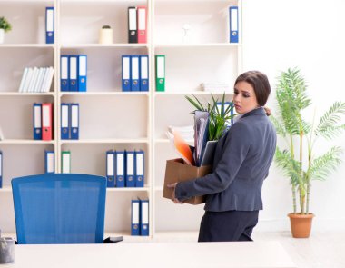 Kadın çalışanın işten çıkarılması ve kovulma kavramı.