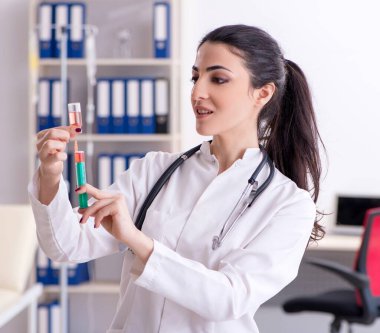 Enfüzyon konseptinde genç bayan doktor.
