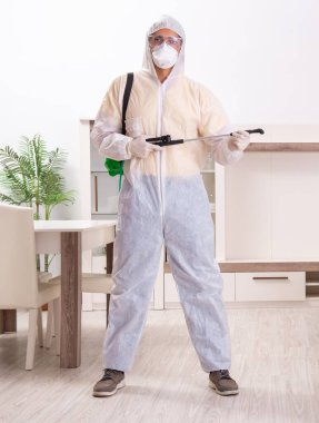 Dairede çalışan haşere kontrol müteahhidi.