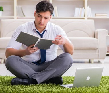 Ofiste yerde oturan işadamı.