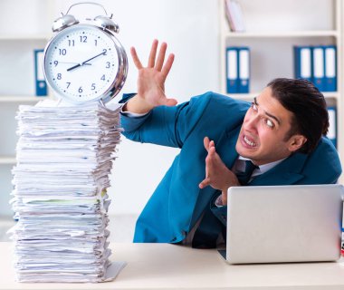 Genç erkek çalışan aşırı işten memnun değil.