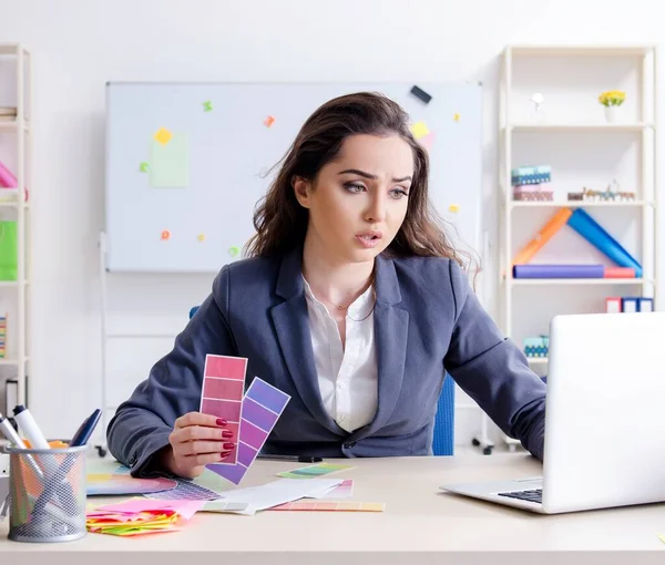Ofiste Çalışan Genç Bayan Tasarımcı — Stok fotoğraf