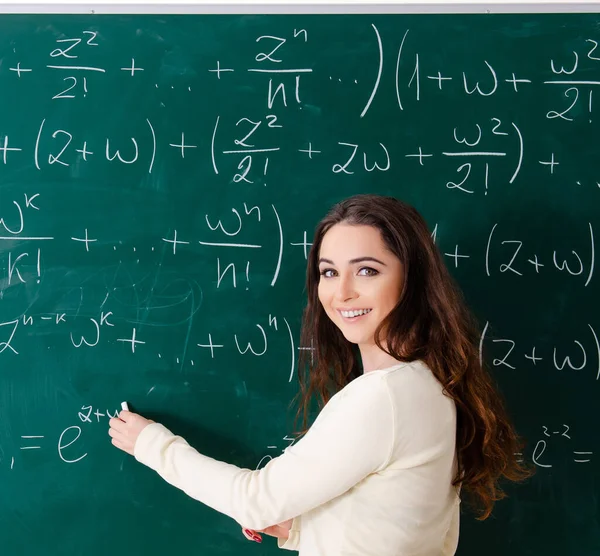 Mladá Učitelka Matematiky Před Tabulí — Stock fotografie