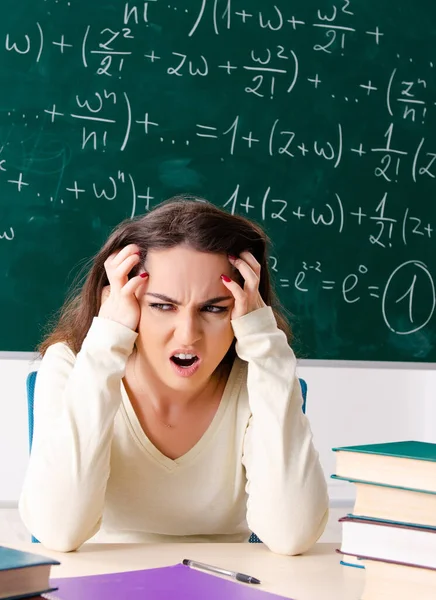 黒板の前の若い女数学教師 — ストック写真