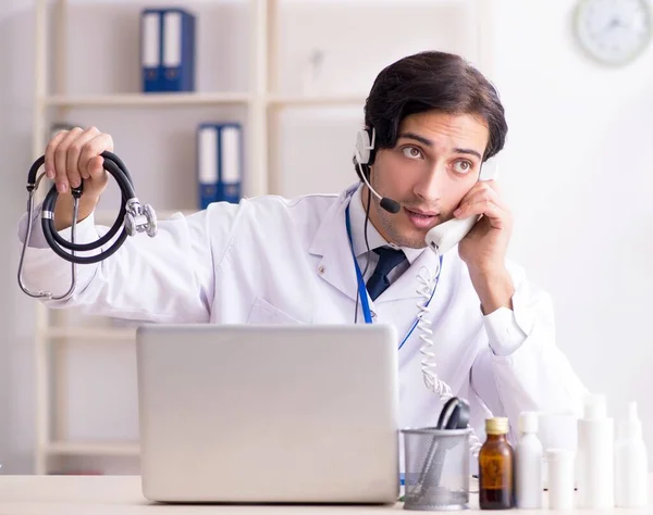 Den Unga Manliga Läkare Telemedicin Koncept — Stockfoto