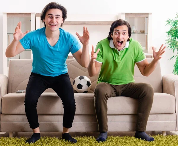 Friends Watching Football Home — Stock Photo, Image