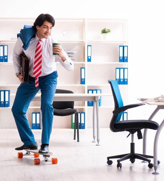 Den Unga Stilige Affärsmannen Med Longboard Kontoret — Stockfoto