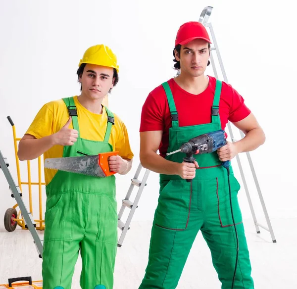 Die Zwei Arbeiter Die Innenräumen Arbeiten — Stockfoto