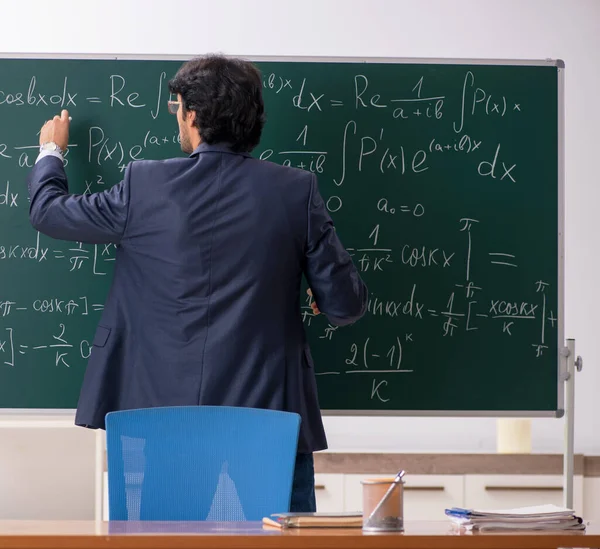教室の若い男性数学教師 — ストック写真