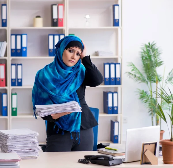 Kvinnlig Anställd Hijab Som Arbetar Kontoret — Stockfoto