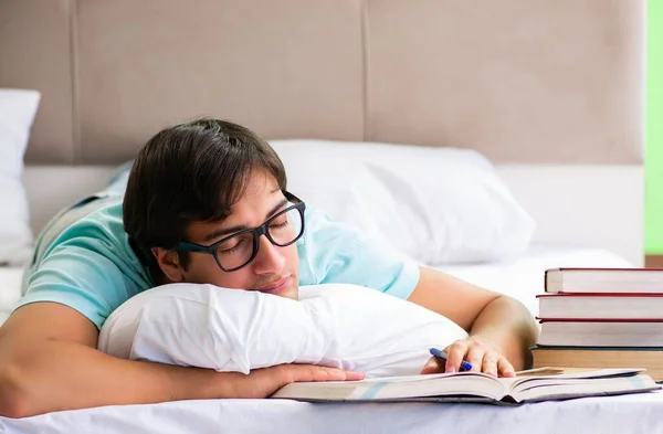 Μαθητής Προετοιμάζεται Για Τις Εξετάσεις Στο Σπίτι Στο Υπνοδωμάτιο Ξαπλωμένος — Φωτογραφία Αρχείου