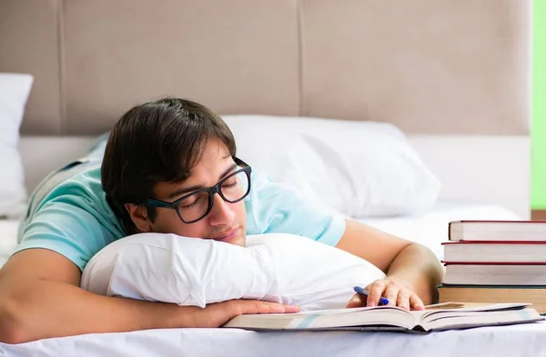 Estudiante Que Prepara Para Los Exámenes Casa Dormitorio Acostado Cama — Foto de Stock