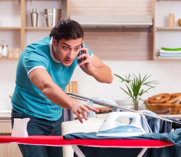 Joven Marido Haciendo Planchado Ropa Casa — Foto de Stock