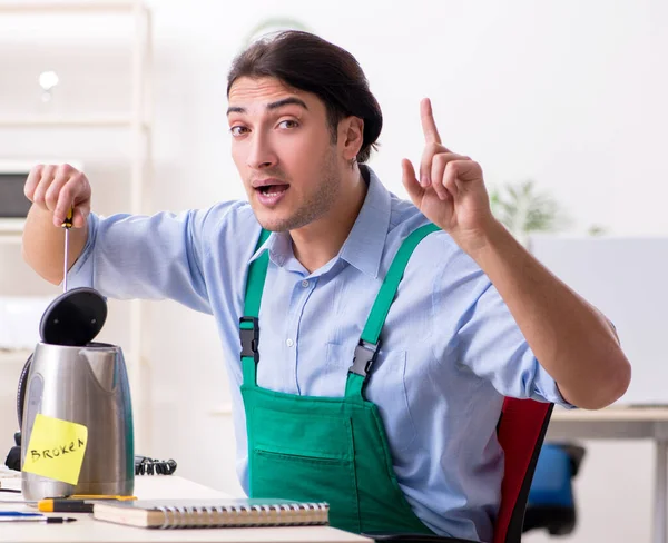 Den Unge Mannen Reparerar Vattenkokare Servicecentret — Stockfoto