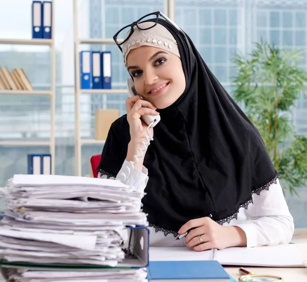 Γυναίκα Μουσουλμάνα Υπάλληλος Που Εργάζεται Στο Γραφείο — Φωτογραφία Αρχείου