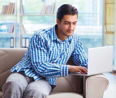 Üniversite sınavlarına hazırlanan laptoplu beyaz öğrenci.