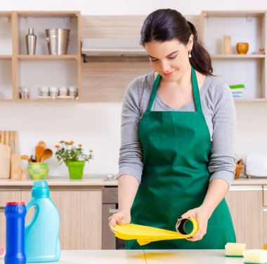 Ev işi yapan genç kadın müteahhit.