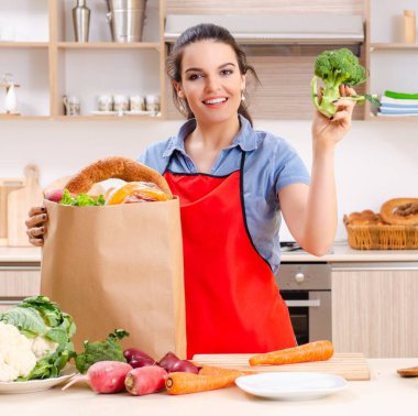 Mutfakta sebzeli genç kadın.