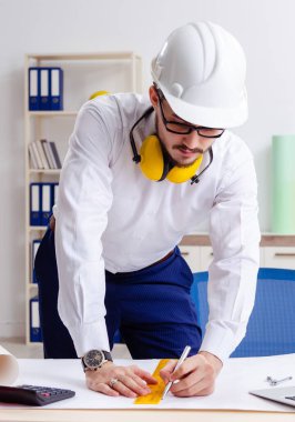 Ofiste çalışan genç erkek mimar.