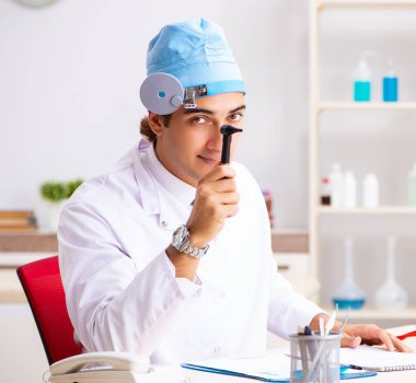 Hastanede çalışan genç erkek doktor otolaringolojist.