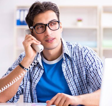 Genç tasarımcı yeni proje üzerinde çalışıyor ve renkleri seçiyor