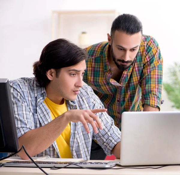 Los Dos Especialistas Que Trabajan Oficina — Foto de Stock