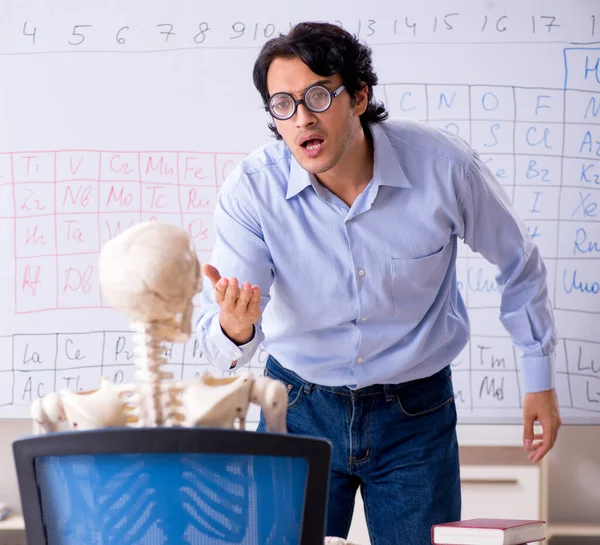Jonge Mannelijke Scheikundige Leraar Student Skelet — Stockfoto