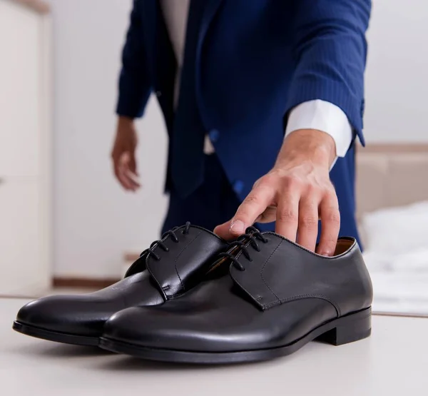 Joven Hombre Negocios Guapo Eligiendo Zapatos Casa —  Fotos de Stock