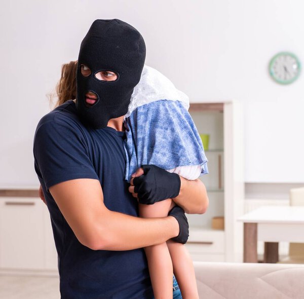 Концепция торговли детьми и насилия с маленькой девочкой
