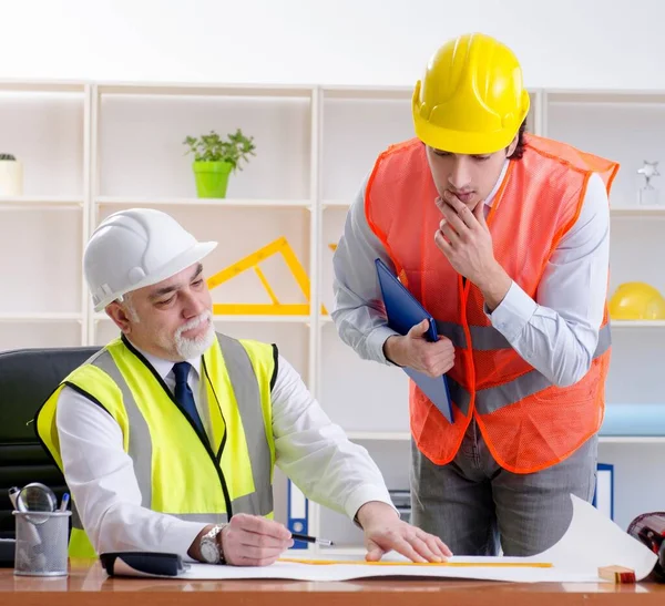 Die Beiden Ingenieure Kollegen Arbeiten Unter Projekt — Stockfoto