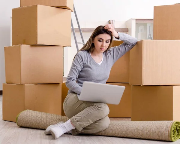 Jovem Mulher Bonita Que Move Para Novo Apartamento — Fotografia de Stock