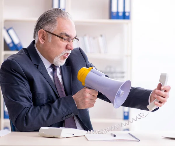 Blanc Barbu Vieil Homme Affaires Employé Malheureux Avec Travail Excessif — Photo