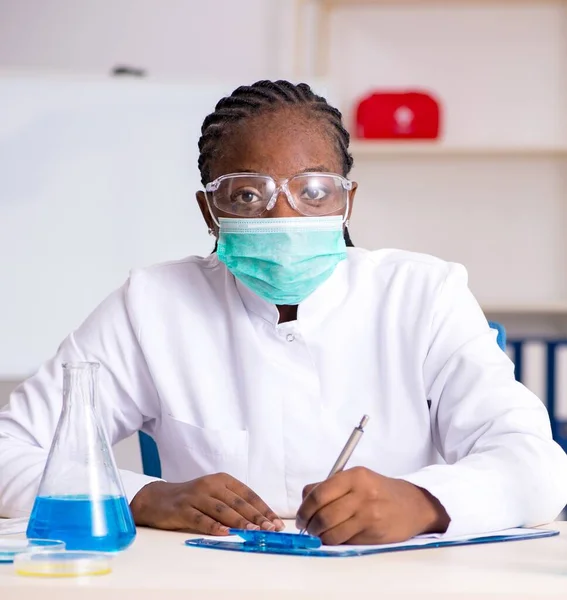 Laboratuvarda Çalışan Genç Siyah Kimyager — Stok fotoğraf