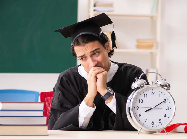 Étudiant Diplômé Devant Tableau Vert — Photo