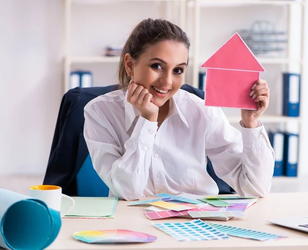 Mujer Hermosa Diseñadora Que Trabaja Oficina — Foto de Stock