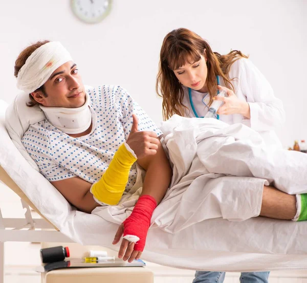 Jovem Médico Examinando Paciente Ferido — Fotografia de Stock