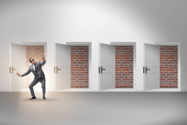 Tuğla kapılı çıkışa bakan bir iş adamı