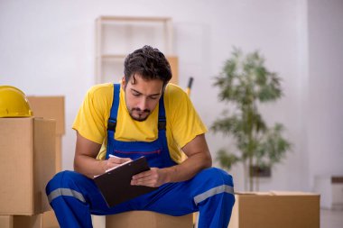 Genç müteahhit evde yer değiştiriyor.