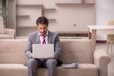 Salgın sırasında evden çalışan genç bir işadamı