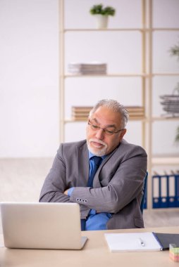 İş yerinde çalışan eski bir işadamı